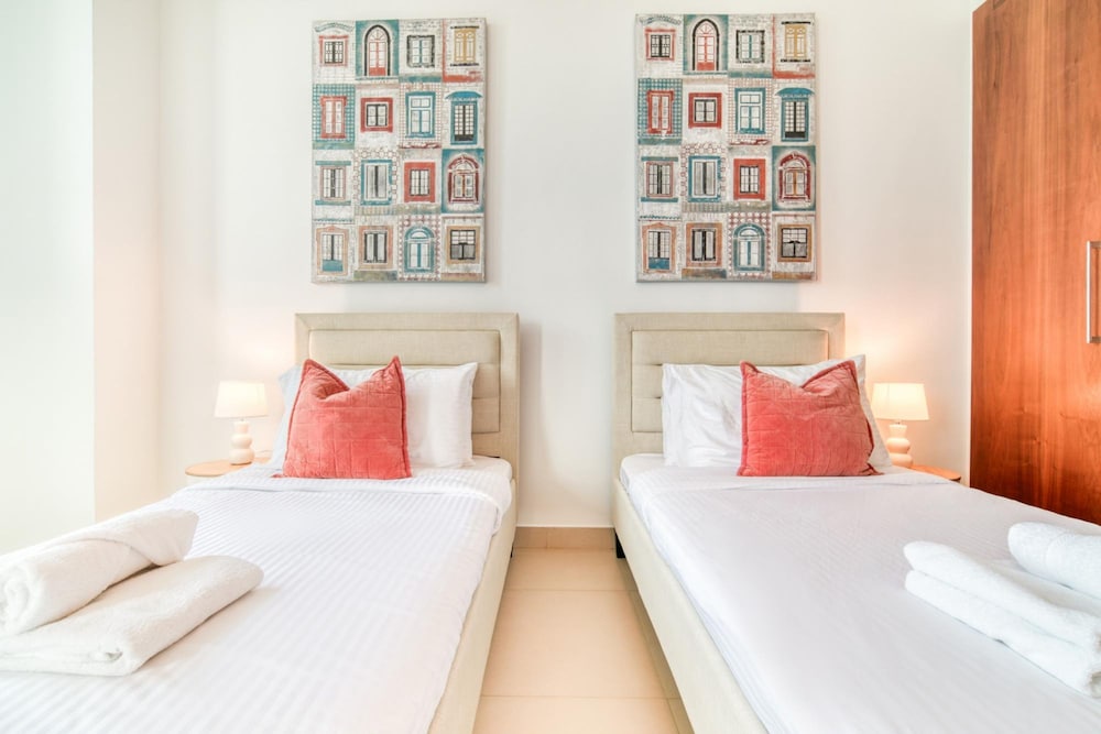 Trendy 2BR Downtown Apt Steps From Burj Khalifa
