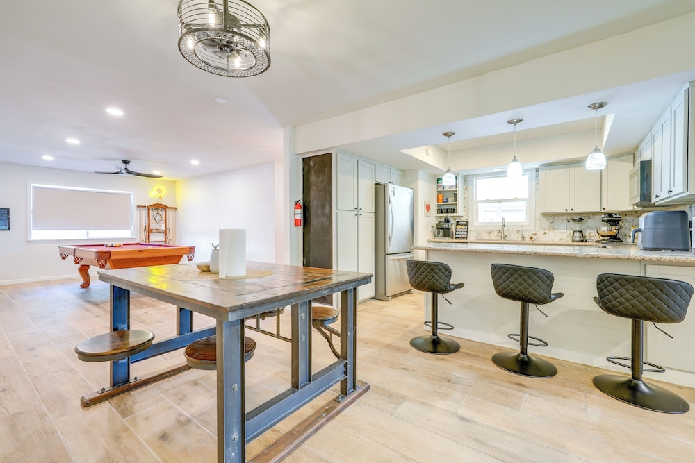 Fire Pit & Games: Family-friendly Retreat in Mesa!
