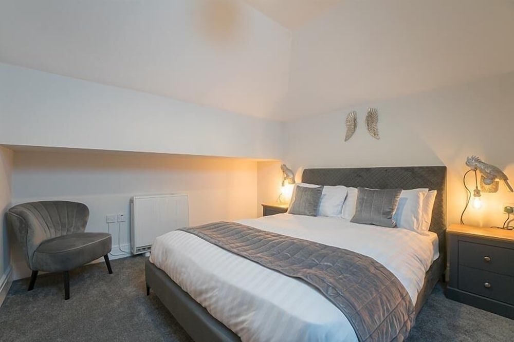The Queens Arms Apartments view 4