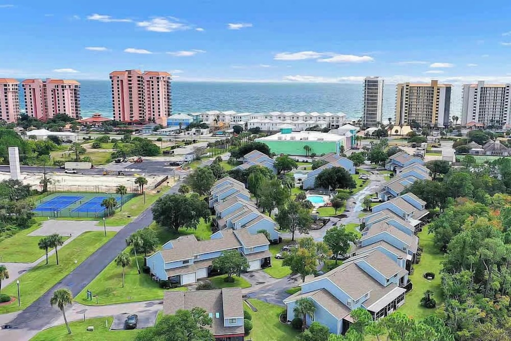 Spacious Family-friendly Retreat Beach Walkable