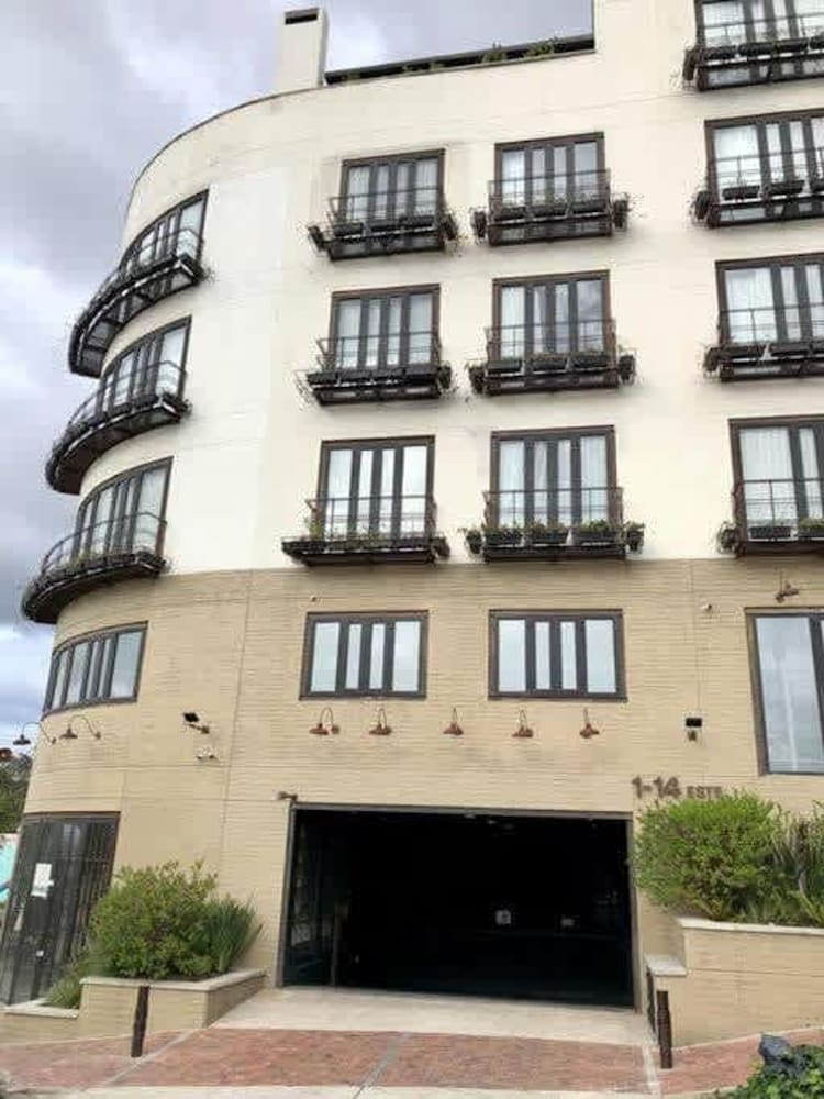 Stylish 2 Masters w Patio View