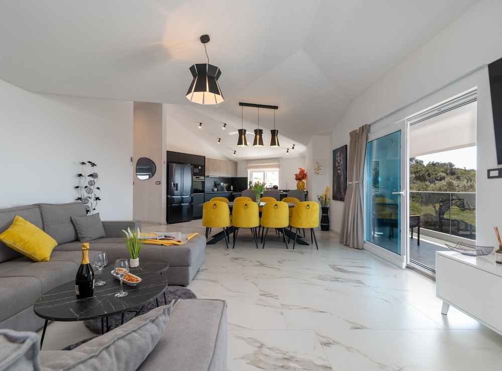 Luminous Infinity Villa With Pool and Gym