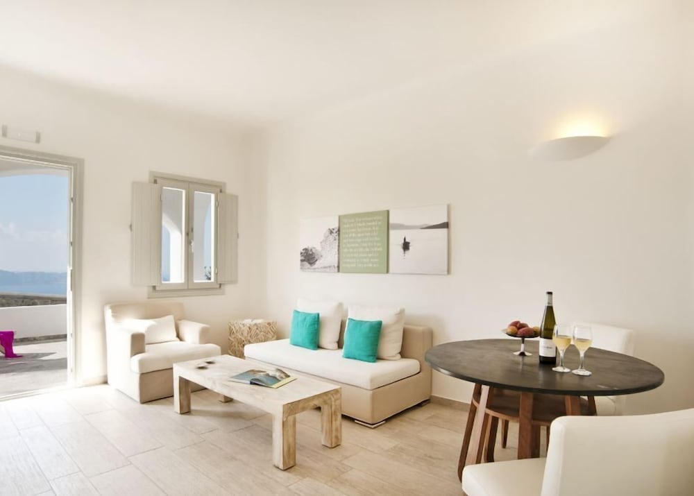 Allure Suites en Santorini — hotel room