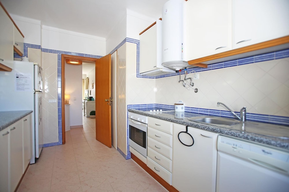 B16 - Sandy Pine Beachfront Flat in Lagos