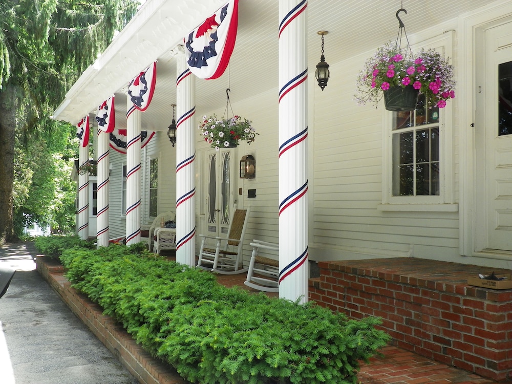 Homeport Inn and Tavern