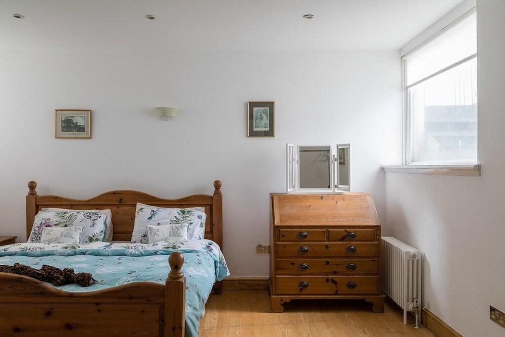 Specious Family Kensington 5-bed House, Sleeps 12