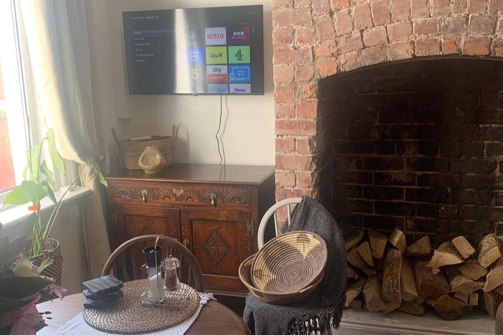 Sleeps 7 Home Blackpool W/free Parking, Bbq, Wifi