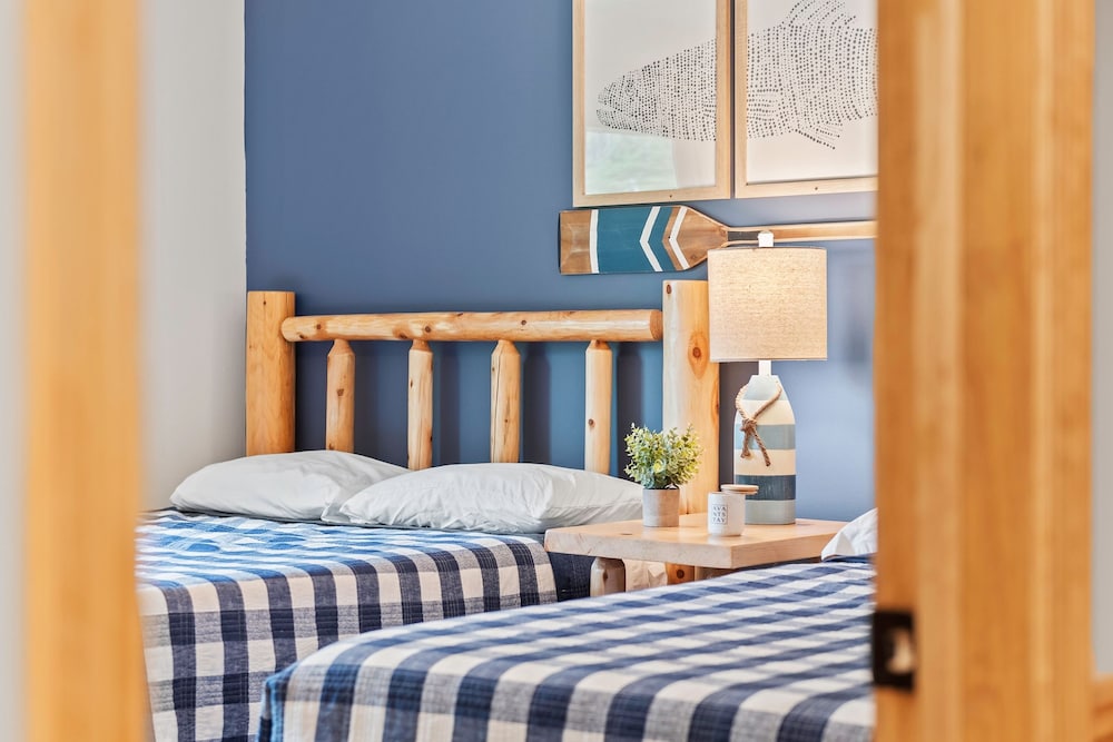 Bluejay Getaway by Avantstay Walk to Lake 7bdr Hot Tub Pool Table