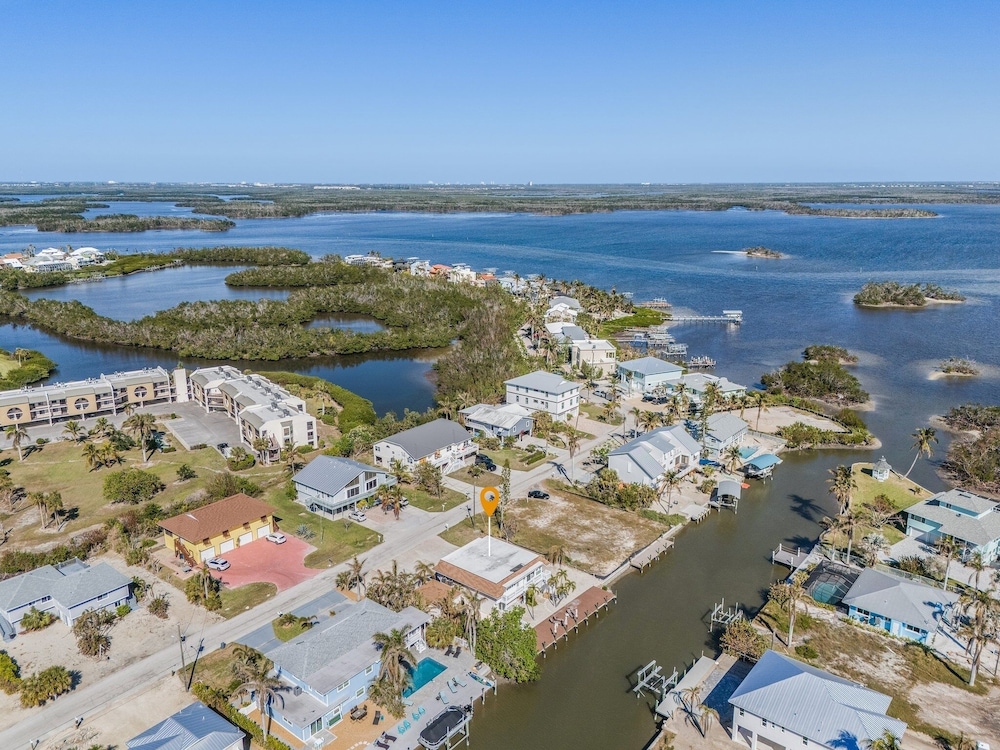 21591/3 Waterfront Duplex With Pool And Spa - Manor 4 Bedroom Home