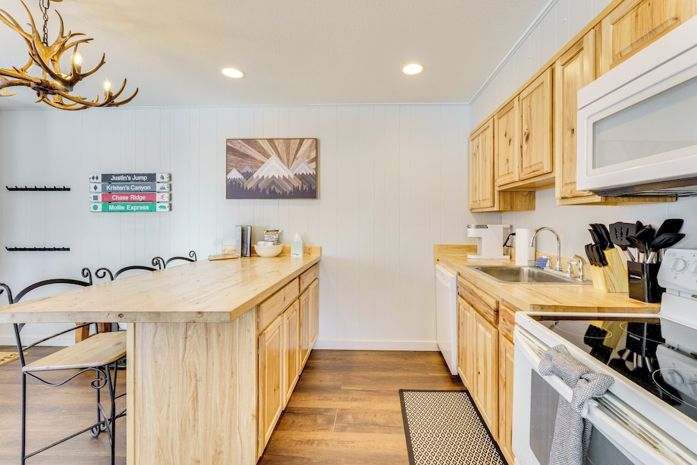 1/2 Mi to Skiing: Red River Condo w/ Free Shuttle!