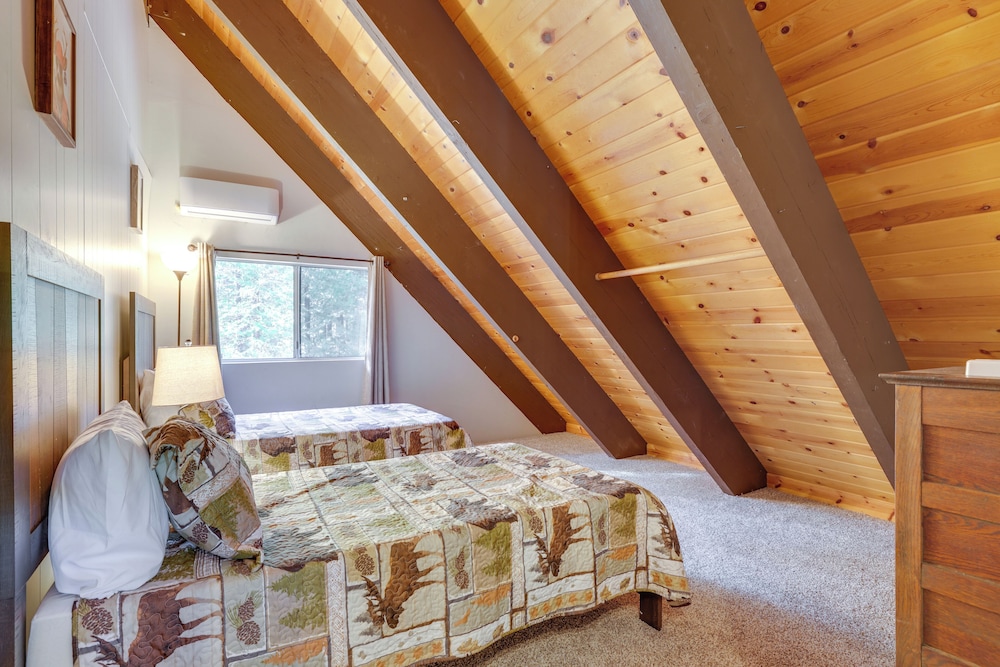 13 Mi to Skiing: Long Barn Family Cabin