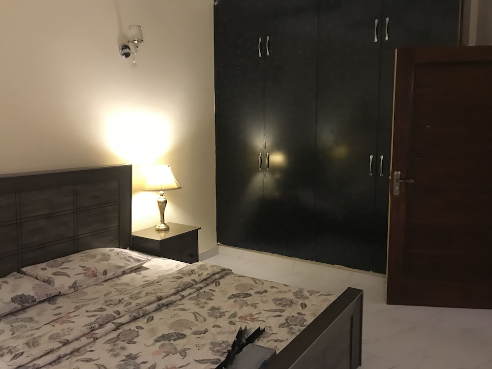1 Bed House - Sleeps 2 - Pets - Parking - Wifi view 5