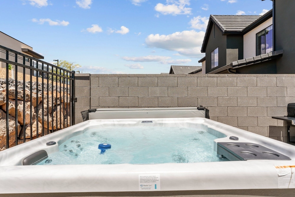 Popular Poolside Retreat 4 Bedroom Townhouse