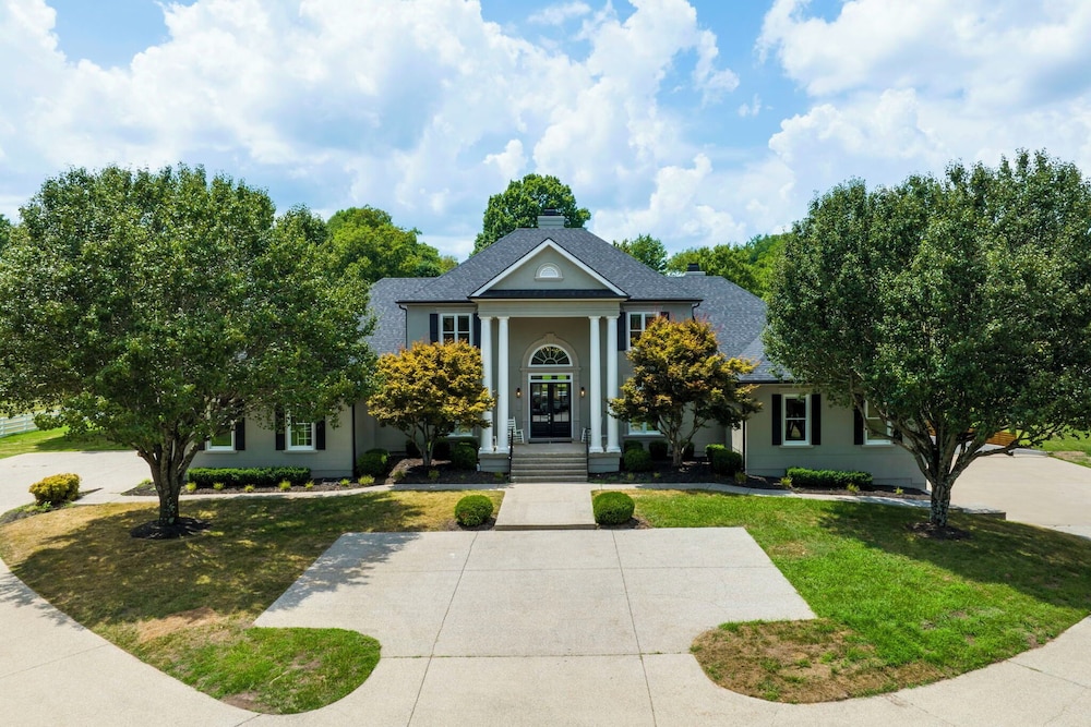 Majestic Manor-private Hundred Acre Yard-pool/spa