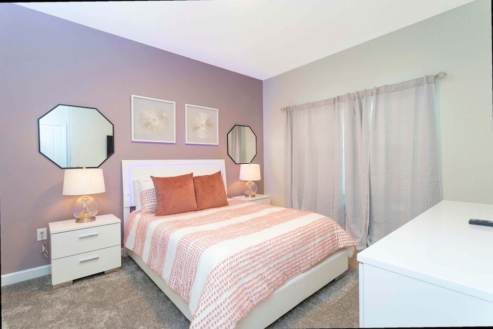 Stylish 4Bd w Lake View Pool Kids Themed Room