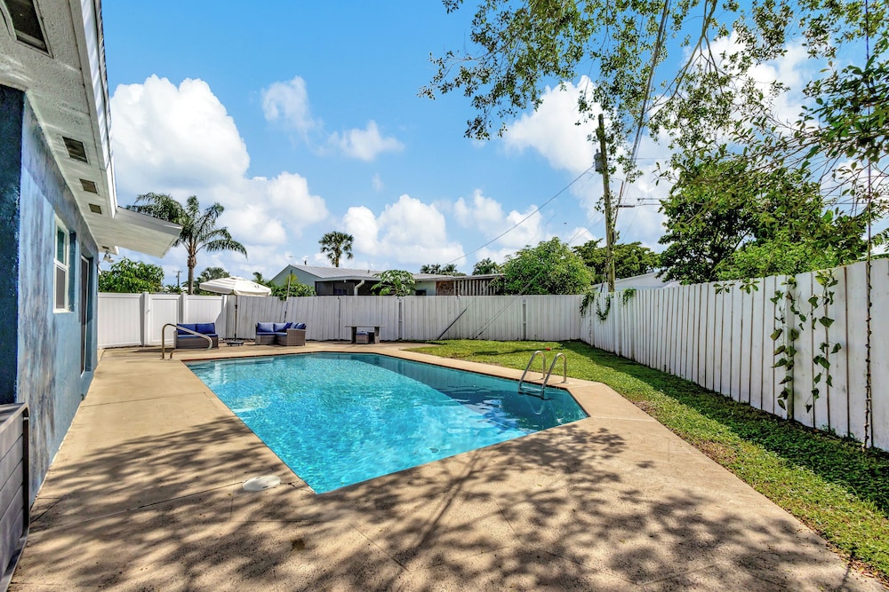 Sunshine Villa w/ Private Pool