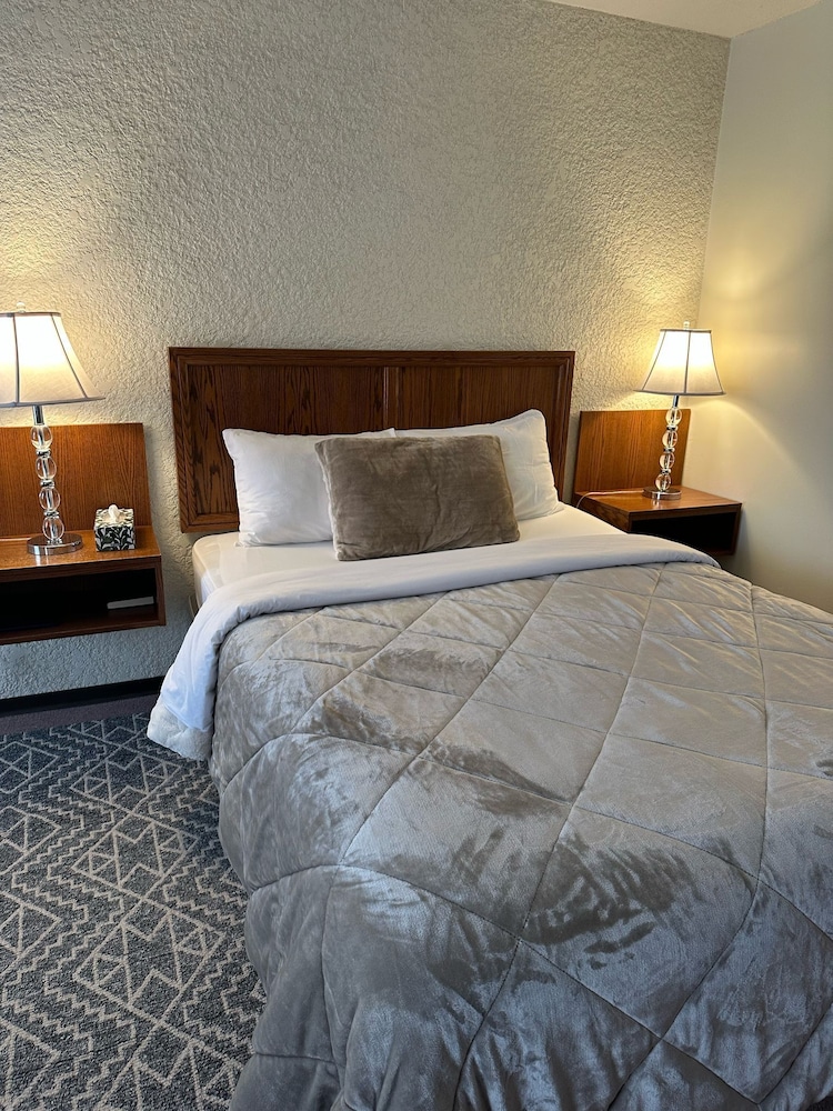 Maple Creek Motor Inn
