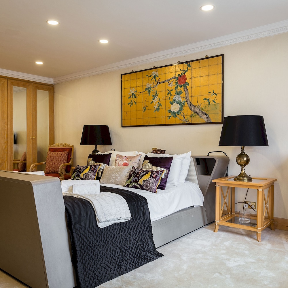 Penthouse 3-bed 3-bath on Marble Arch