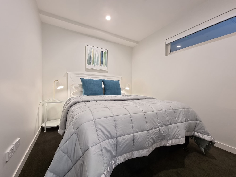 Luxe Apt w Harbour-Sunset Views -Parking view 2