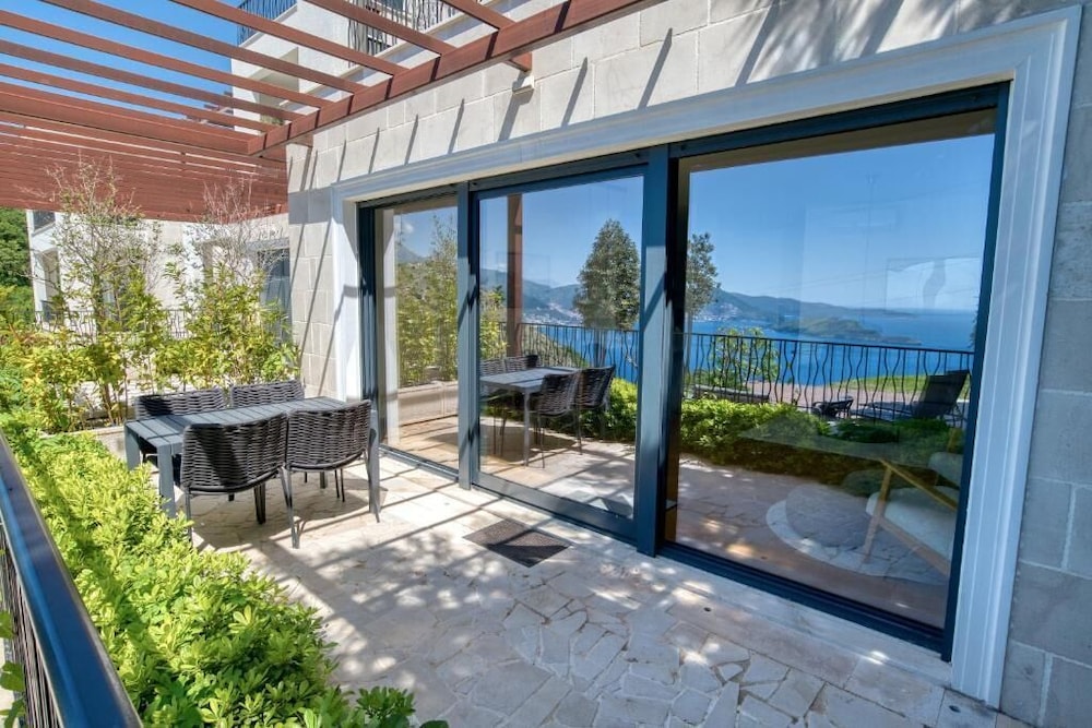 Seaview Hideaway- Premium Apartment