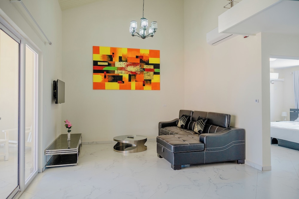 Spacious 4-bedroom Apartment 2 km From Eagle Beach - Dream Suites Aruba