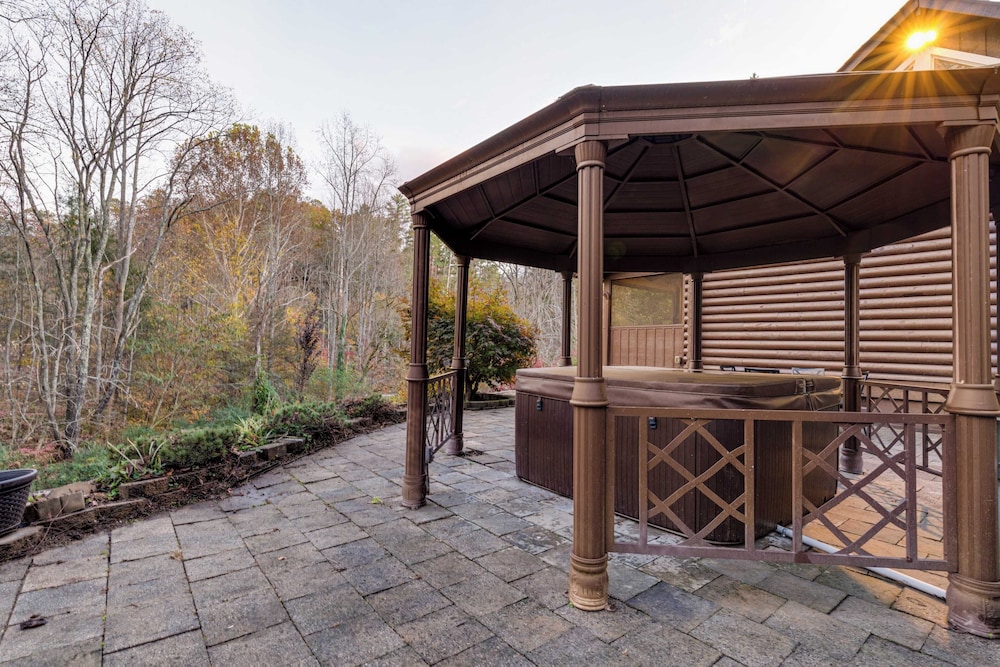 Artful Craftsman Hot Tub, Firepit, and Pond Gatlinburg + National Parks