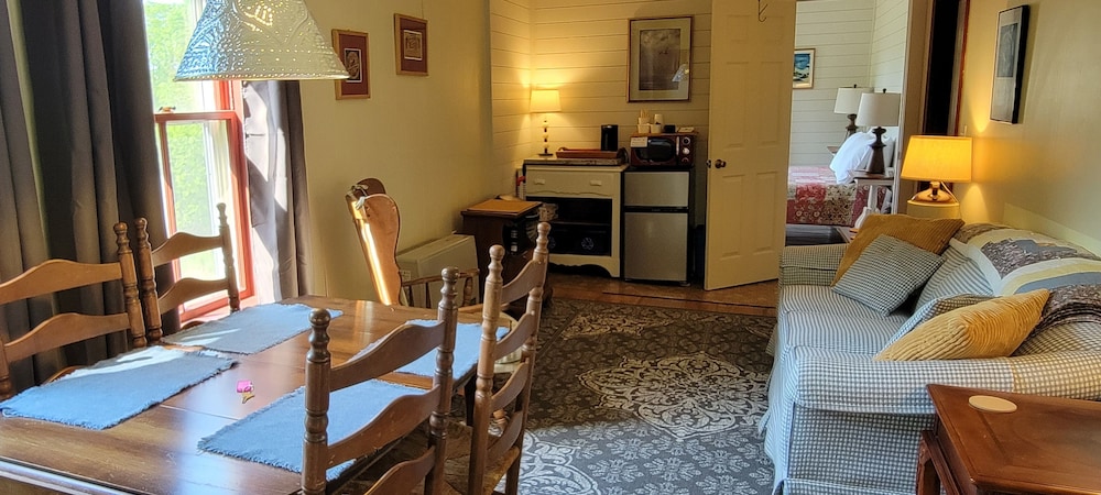 Hawks House Inn