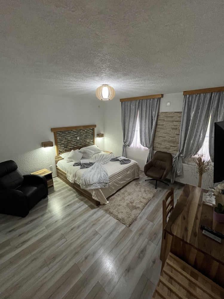 Rustic Inn River 2