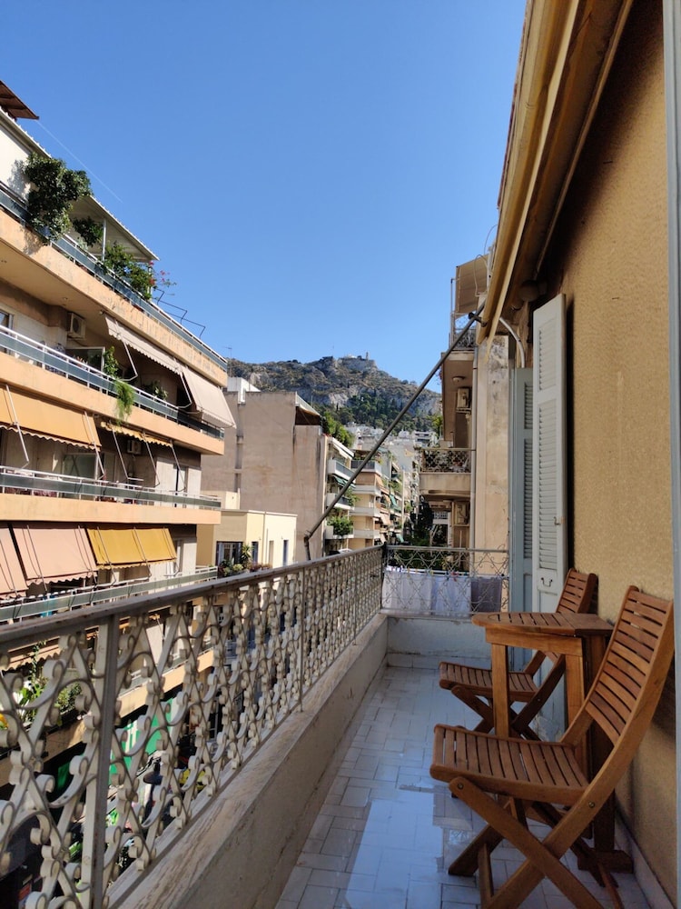 Stylish 1BR Apt With Retro Kitchen View Balcony