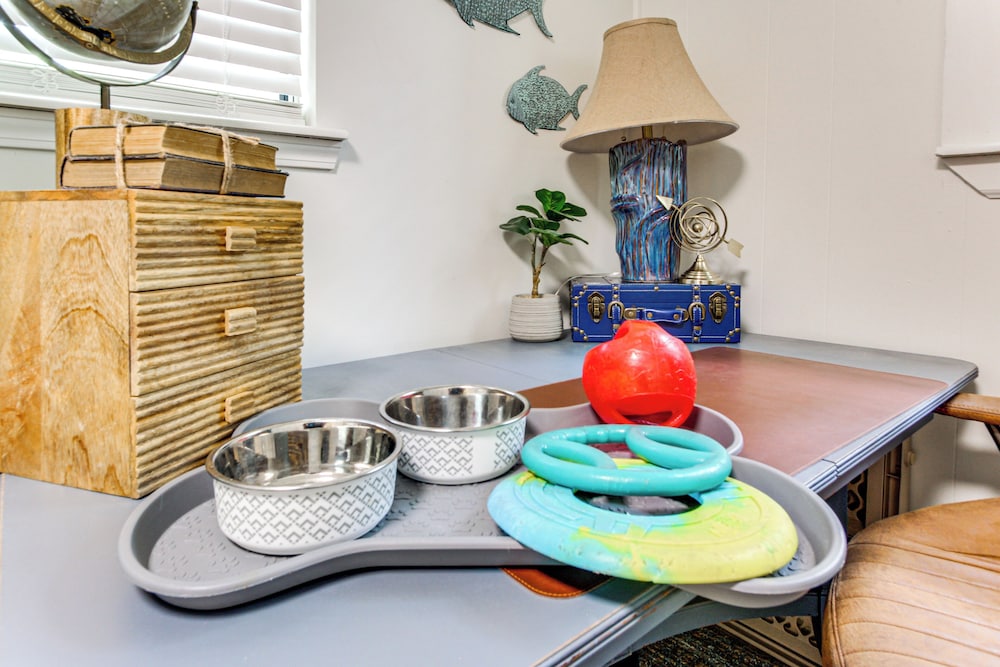 Walk to Beach, Gazebo w/ Hot Tub: Gulfport Gem!