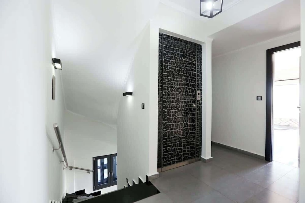 Villa Erytha - Serene Retreat With Views Garden