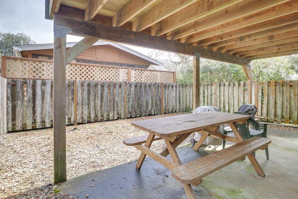 1 Block to Twin Rocks Beach: Pet-friendly Cottage