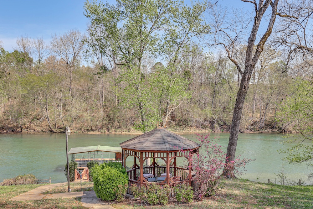 Private Dock: 'the River House' in Heber Springs!