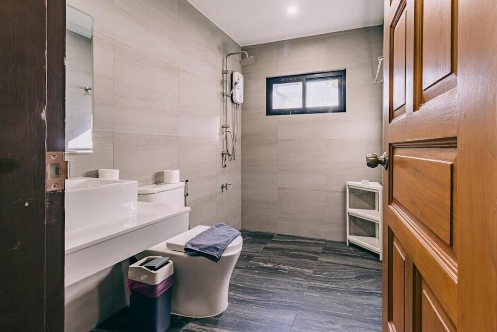 Modern Family House - 4 Bedrooms 5 Mins From Old Town With Gallery - Deja Home