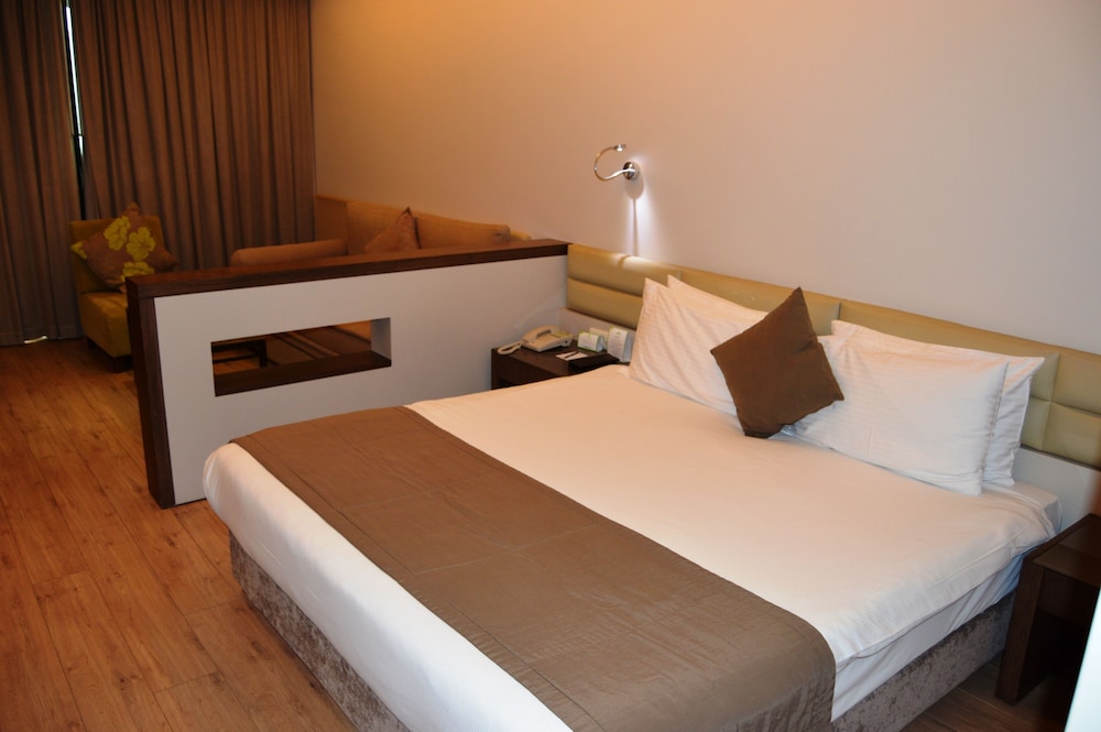 Country Lodge Hotel & Resort