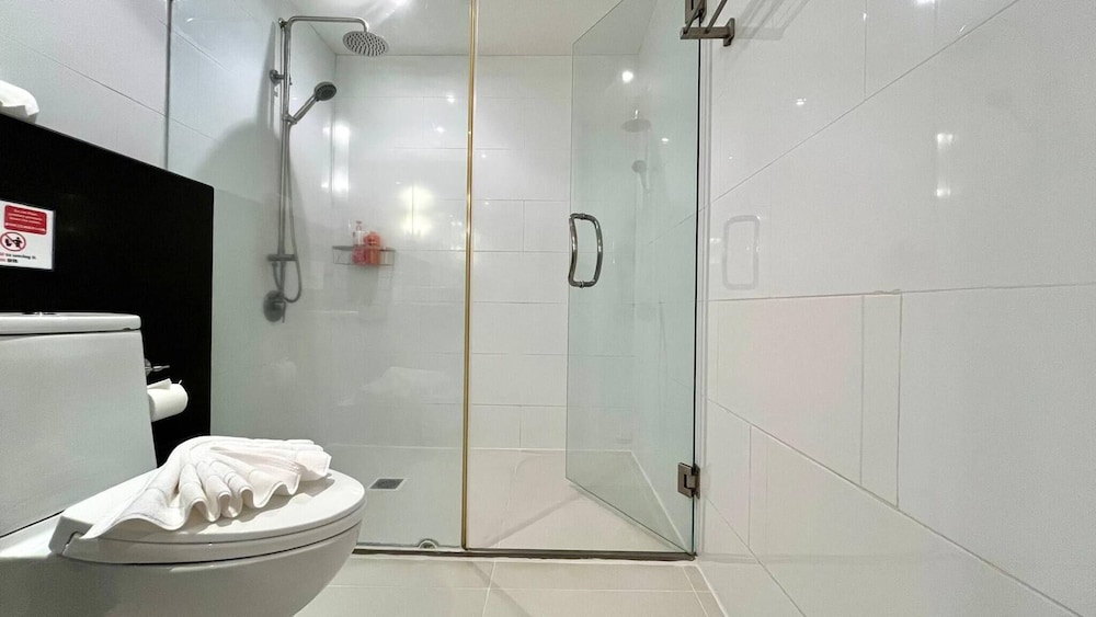 B6 - 1 Bdr Modern Condo With Balcony and Pool, Karon