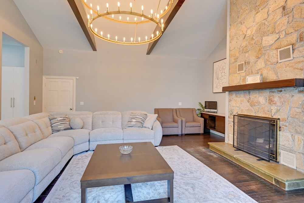 High-end Estate in Norwalk: Quiet & Spacious!
