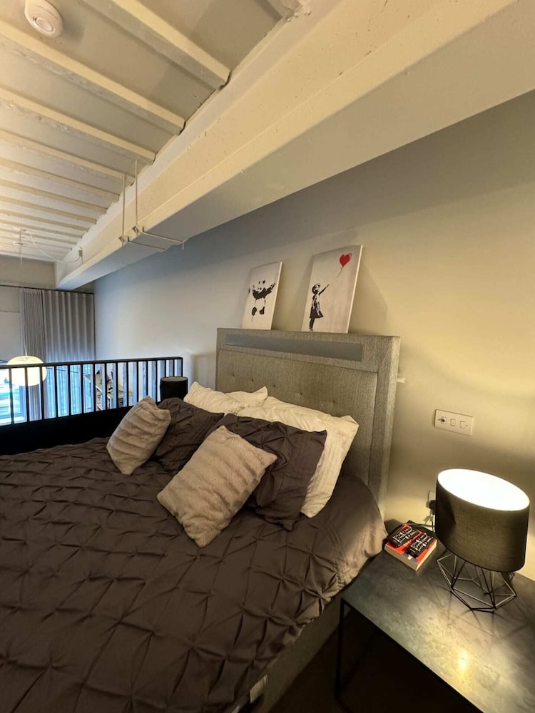Industrial-chic 1BD Loft by the River Fulham!