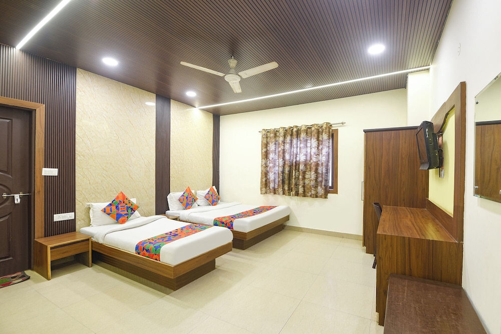 Fabhotel Aura Palace