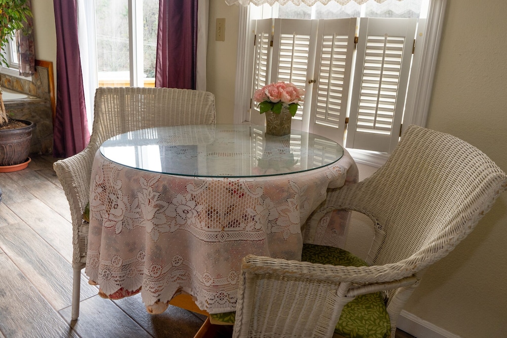 The Chimney Rock Inn & Cottages