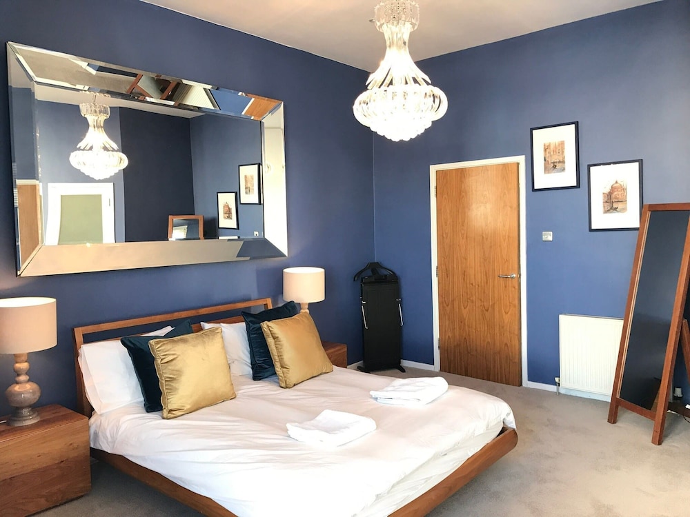 A Large, Beautifully Styled Home in Brighton Sleeps12 view 3