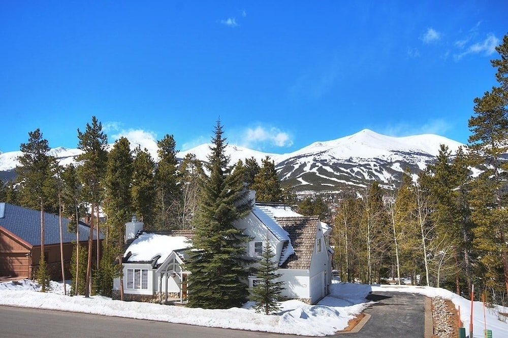 Mountain Majesty Manor 5 Bedroom Home by RedAwning