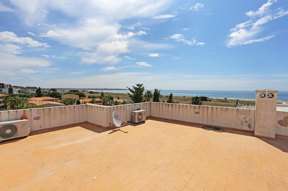 B16 - Sandy Pine Beachfront Flat in Lagos