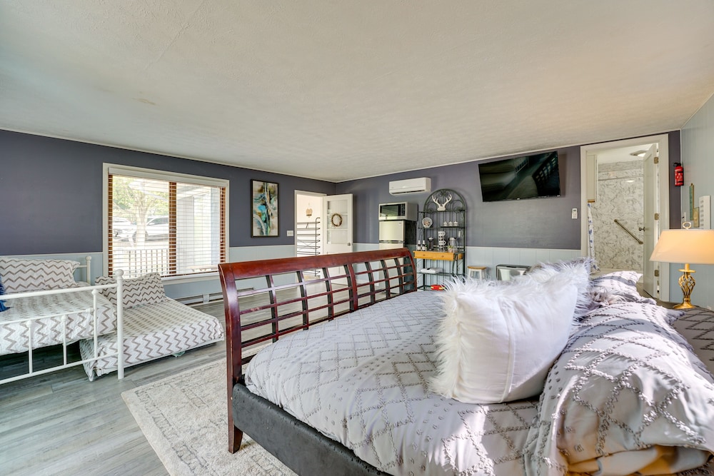 Vintage Susin Lake Cottage w/ Deck & Hot Tub! view 4