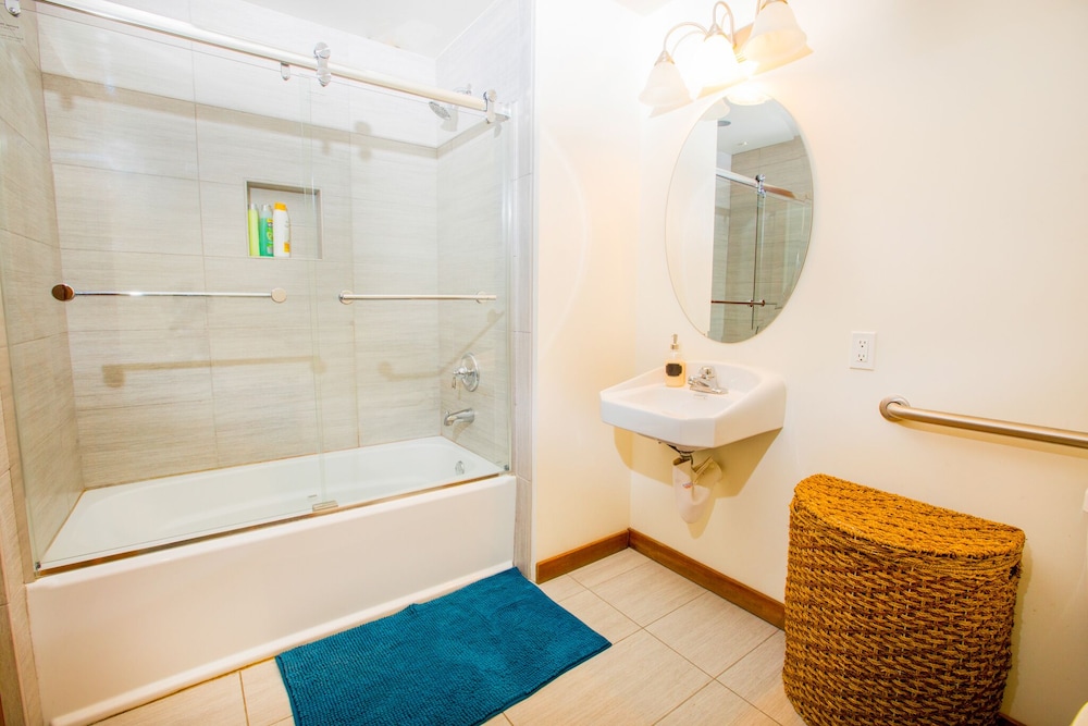 International Travelers House Hostel \- Downtown San Diego Little Italy.