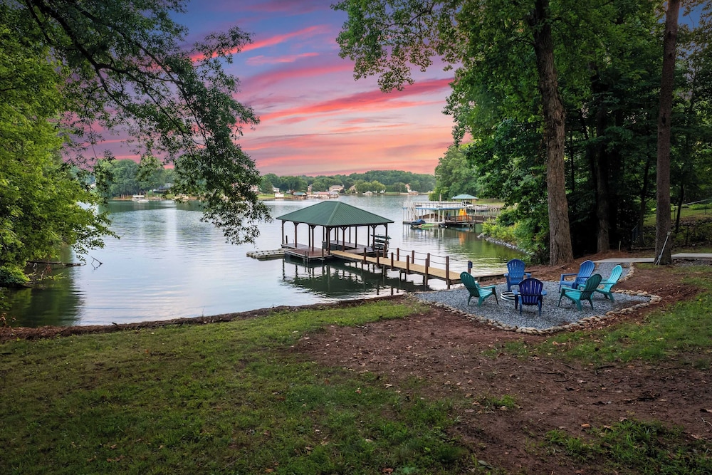 Lake Days by Avantstay Hot Tub + Firepit + Game Room & Private Dock Access