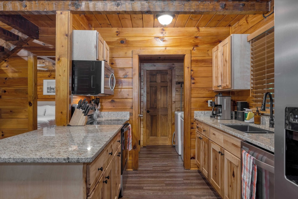 2 Cabins Game Room, Enclosed Porch, Hottub, Views Dudley I & II by Avantstay