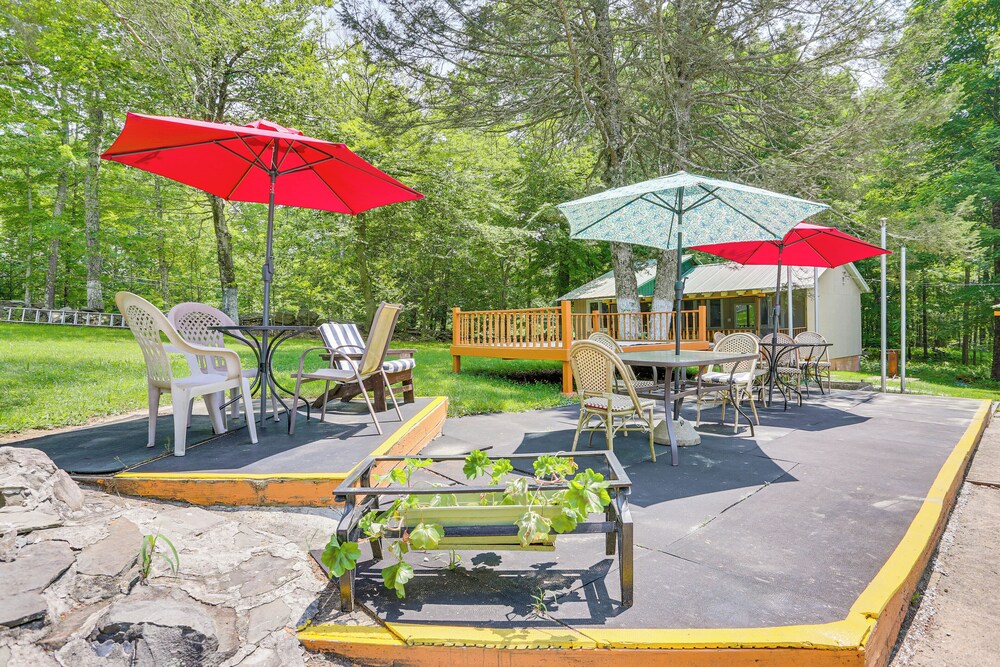 5 Mi to Monticello Raceway: Cabin w/ Pool Access!