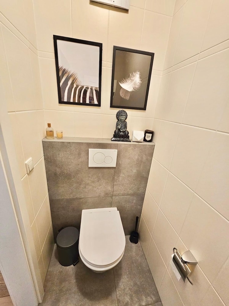 Bright 2 bedrooms flat w parking&balcont