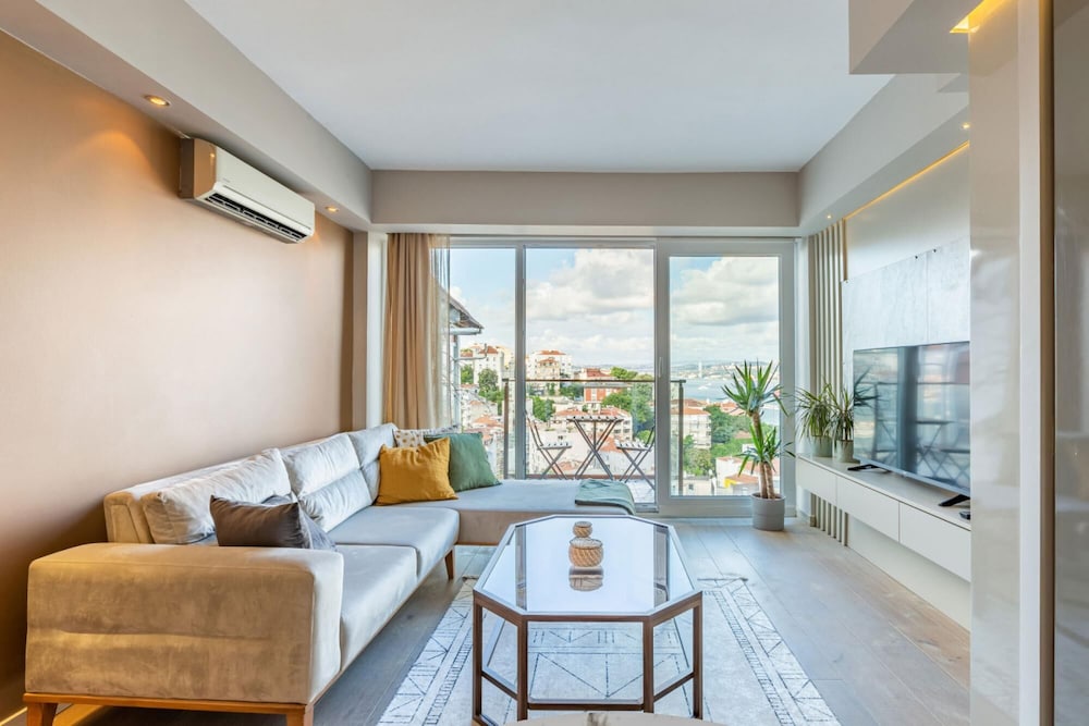 Central Apartment With Bosphorus View in Cihangir